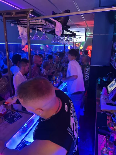 Ken Barcelona | Bar Gay Musical Eixample – Barcelona